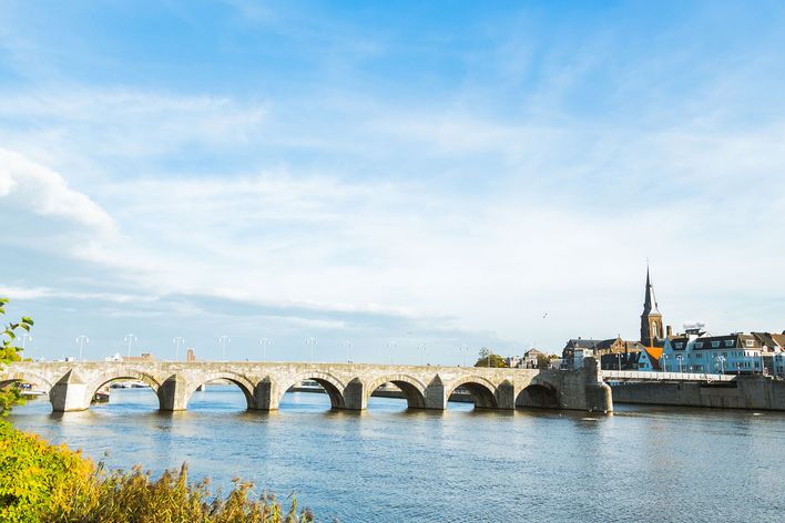Historische Brücke und Altstadt von Maastricht an der Maas