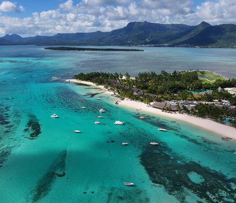 Luftaufnahme vom Strand von Le Morne auf Mauritius mit türkisblauem Meer und Booten vor der Küste