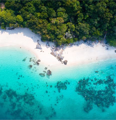 Luftaufnahme von Rawa Island mit weißen Stränden, Korallenriffen und klarem Meer