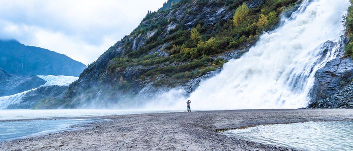 Nugget Falls bei Juneau mit dem Mendenhall-Gletscher und einer beeindruckenden Berglandschaft im Hintergrund