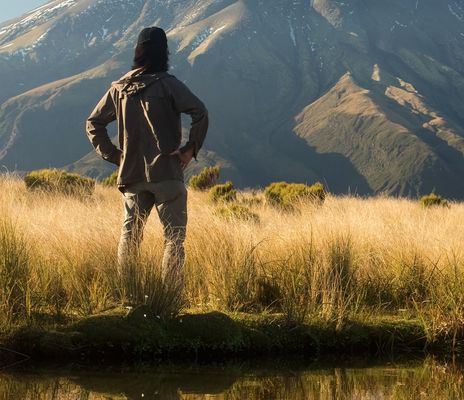 Mann vor Berg in Neuseeland