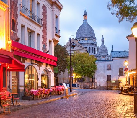 Abendstimmung im Künstlerviertel Montmartre in Paris mit Blick auf die Basilika Sacré Cœur