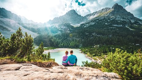 Paar vor Bergpanorama in den Dolomiten