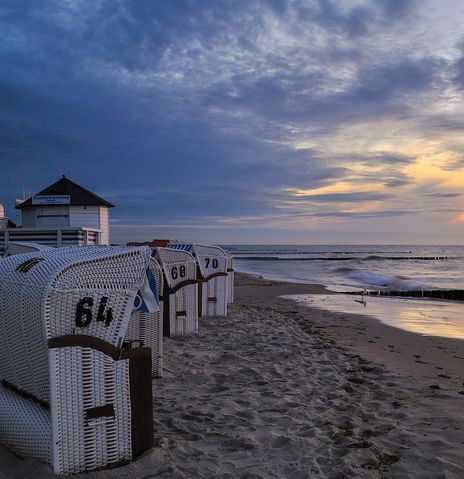 Strand mit Strandkörben und Sonnenuntergang