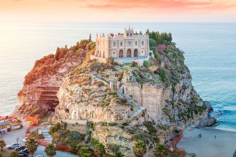 Santa Maria dell’Isola in Tropea im warmen Licht des Sonnenuntergangs