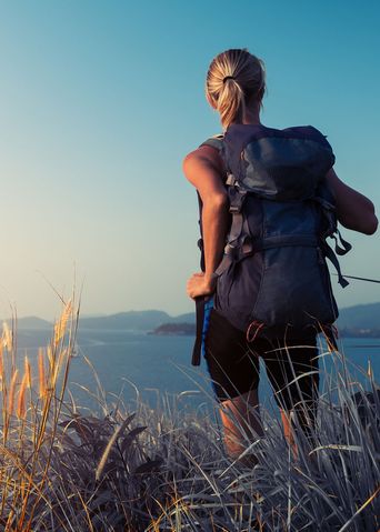 Frau beim Wandern in Italien