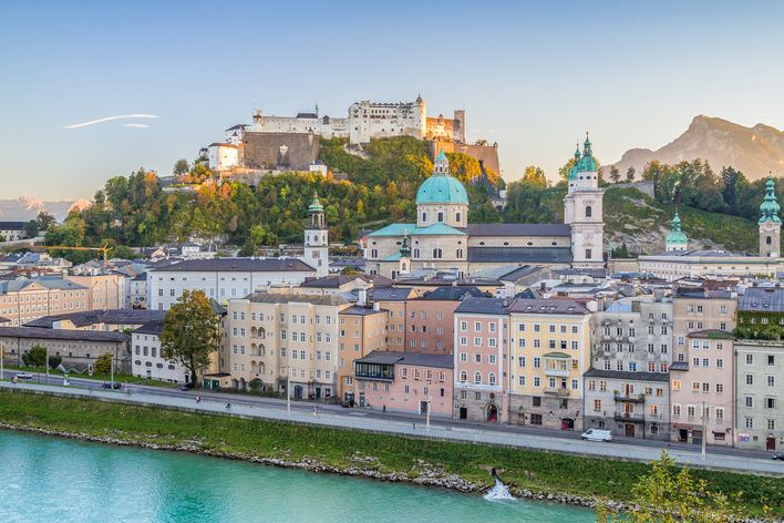 Salzburg bei Sonnenuntergang mit Blick auf Hohensalzburg und Promenade an der Salzach