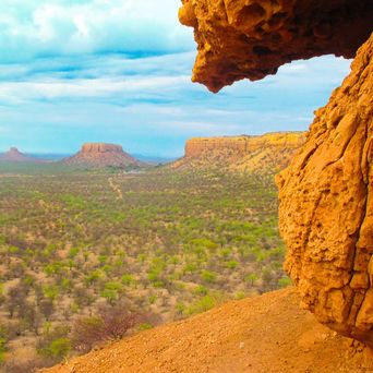 Reisetipp: Blick über die Ugab-Terrassen mit markanten Tafelbergen und roter Felslandschaft im Damaraland