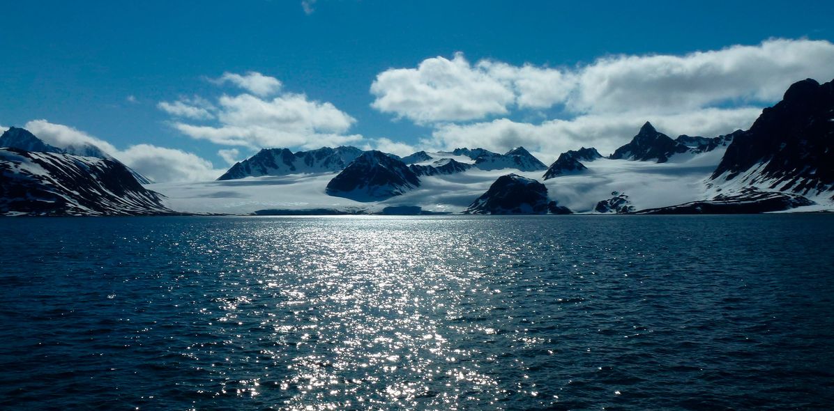 See und Eisberge bei Spitzbergen