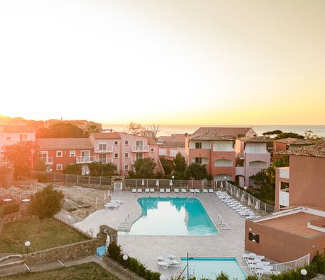 Poolbereich Ferienhotel Maristella auf Korsika