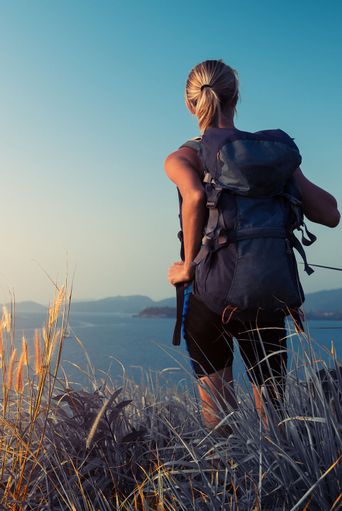 Frau beim Wandern in Italien
