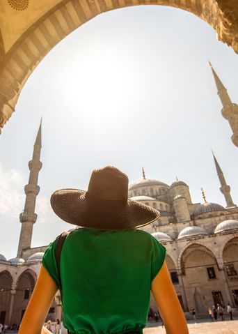 Besucherin im Innenhof der Blauen Moschee in Istanbul