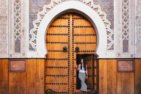 Frau in Moschee in Fes