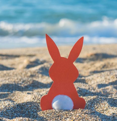 Osterhase Figur am Strand