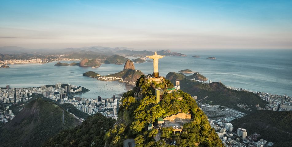 Blick aus der Luft auf Rio de Janeiro mit dem Zuckerhut und der Christus-Statue