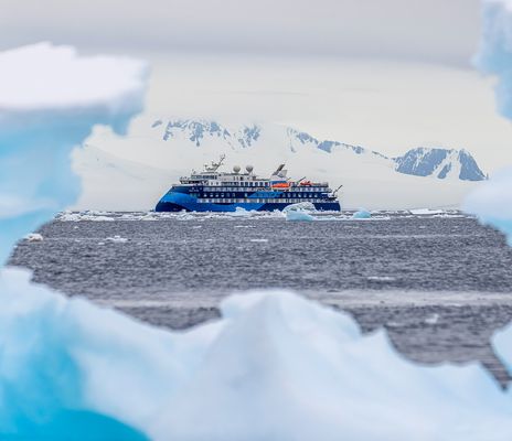 Albatros Expeditionsschiff zwischen Eisschollen in der Antarktis