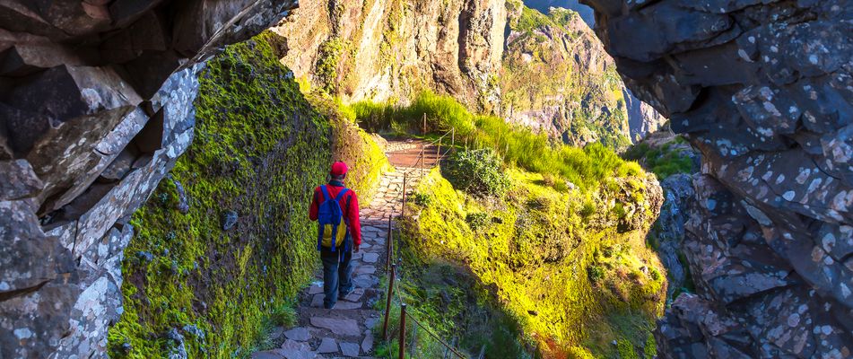 Mann beim Wandern auf Madeira
