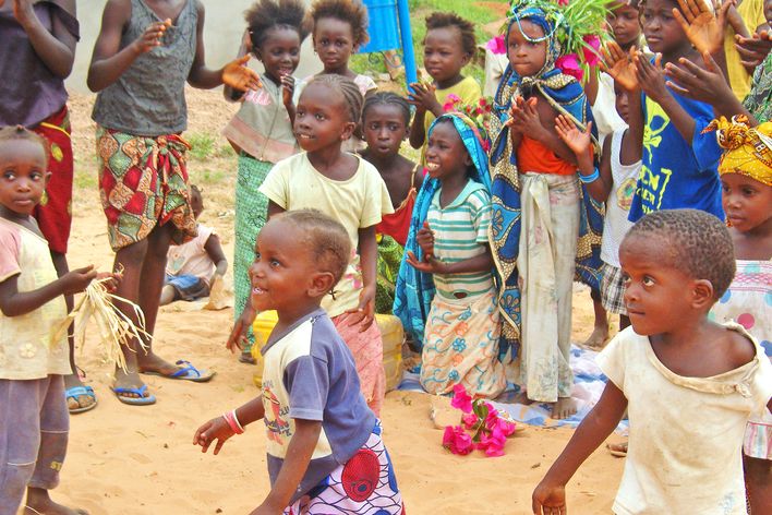 Tanzende Kinder in Gambia