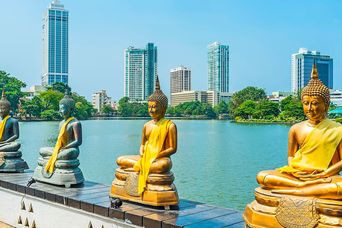 Reihe goldener Buddha-Statuen am Seema Malaka Tempel am Beira-See in Colombo
