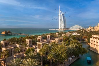 Heritage and Diving Village mit dem Madinat Jumeirah im Hintergrund 