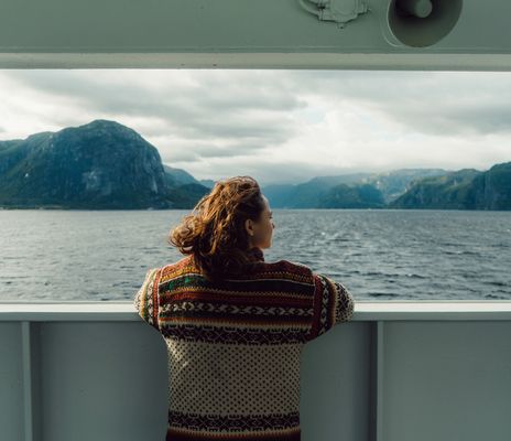 Frau bei einer Nordland-Kreuzfahrt