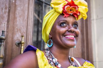 Porträt einer afro-kolumbianischen Frau in traditioneller Tracht und Kopfschmuck