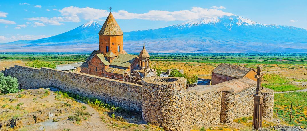 Das Kloster Chor Virap in Armenien mit wunderschöner Landschaft und markanten Bergen im Hintergrund