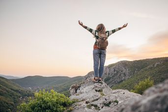 Frau beim Wandern in den Bergen 