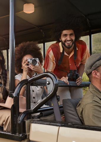 Gruppe im Geländewagen bei einer Safari in Südafrika