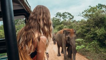 Frau auf Safari in Afrika