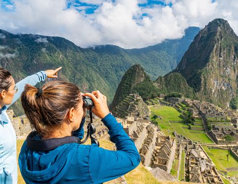 Frauen blicken auf Machu Picchu in Peru