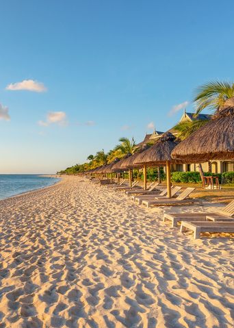 Liegestühle am Strand von Mauritius