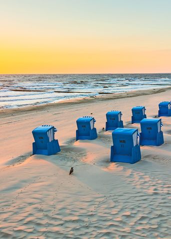 Blaue Strandkörbe am Ostseestrand