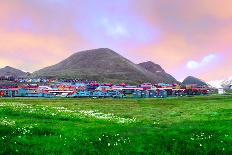 Blick auf bunte Häuser und Berge in den Spitzbergen