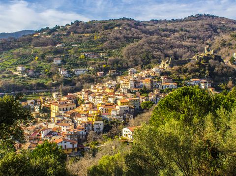 Der Ort Lamezia Terme eingebettet zwischen grünen Hügel in Kalabrien, Italien