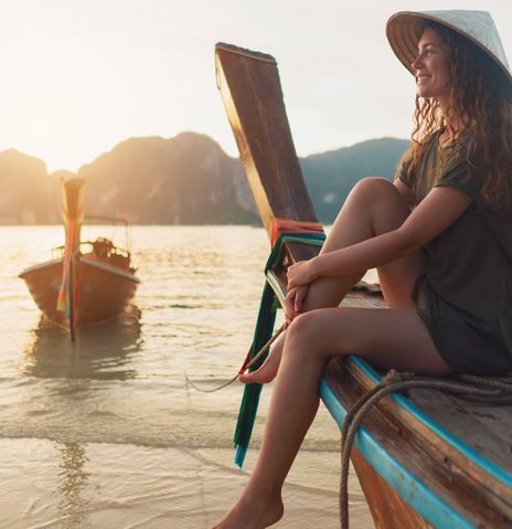 Frau auf Boot in Thailand