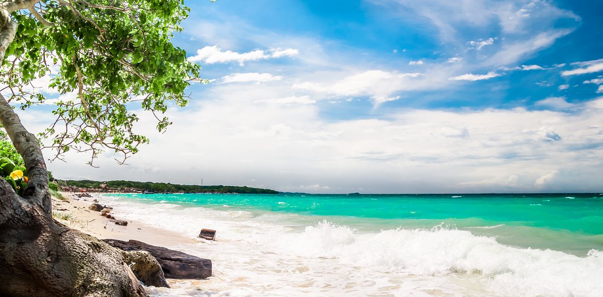 Strand mit Wellen