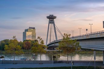 Ausblick auf die Brücke SNP mit dem UFO-Aussichtsturm in Bratislava