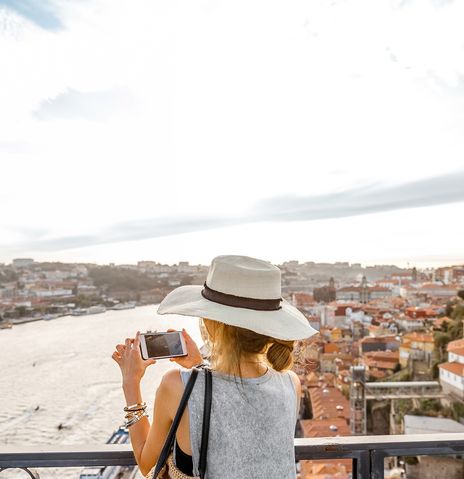 Frau fotografiert Ausblick auf Stadt