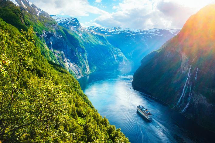 Ein Kreuzfahrtschiff, welches durch den Geiranger-Fjord fährt