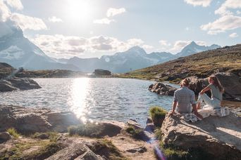 Paar am See beim Matterhorn