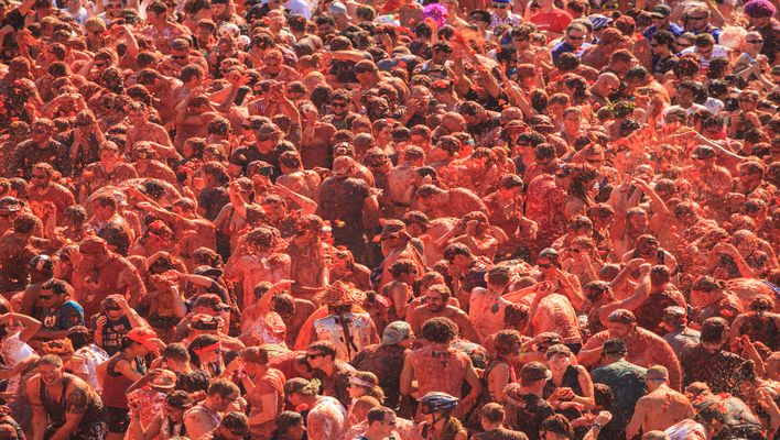 Menschen voller Tomate beim La Tomatina