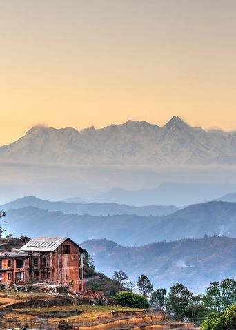 Mount Everest mit Häusern bei Sonnenaufgang