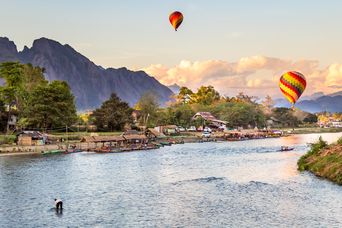 Blick auf Heißluftballons in Laos 