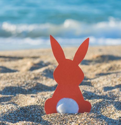 Osterhase Figur am Strand