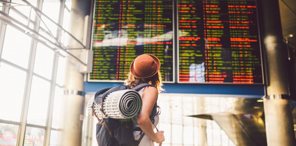 Frau am Flughafen