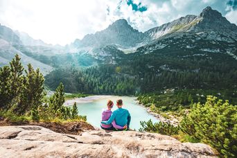 Paar vor Bergpanorama in den Dolomiten