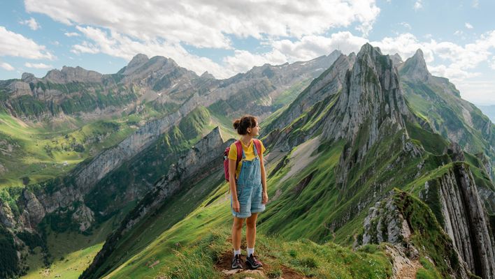Frau beim Wandern in der Schweiz
