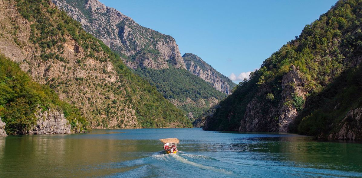 Boot zwischen Schlucht in Albanien