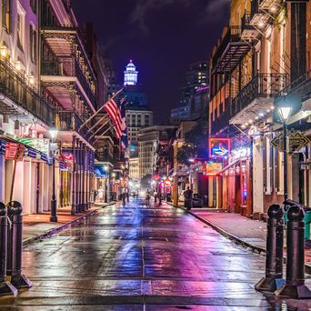 Belebte Straße am Abend in New Orleans, USA